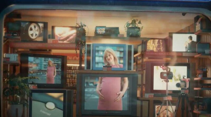 La campaña representa visualmente el avance de la sociedad y la transformación de la publicidad a lo largo del tiempo