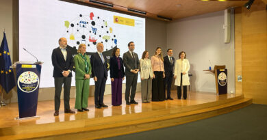 EuroCommerce recibe la Placa al Mérito en la categoría de Comercio Interior de la mano de la Secretaria de Estado de Comercio, Amparo López Senovilla