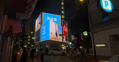 La campaña se está desplegando en ubicaciones clave de la ciudad, como Causeway Bay, y ya está captando la atención con un gran despliegue visual